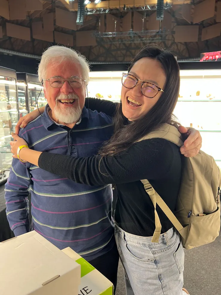 其實我真的忘記我們是在哪裡認識的,但礦商伯伯都記得我的名字,好感動喔!