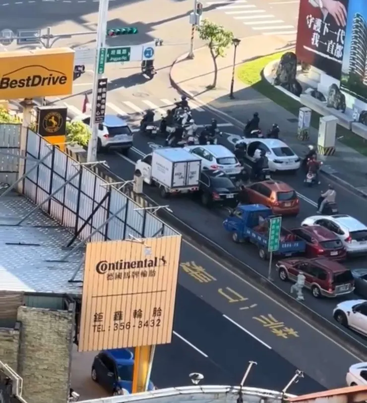 王男和另兩名友人駕車尾隨，在大興西路與經國路口追上詹男，持球棒朝詹男的車一陣猛砸後逃逸。圖：截自記者爆料網