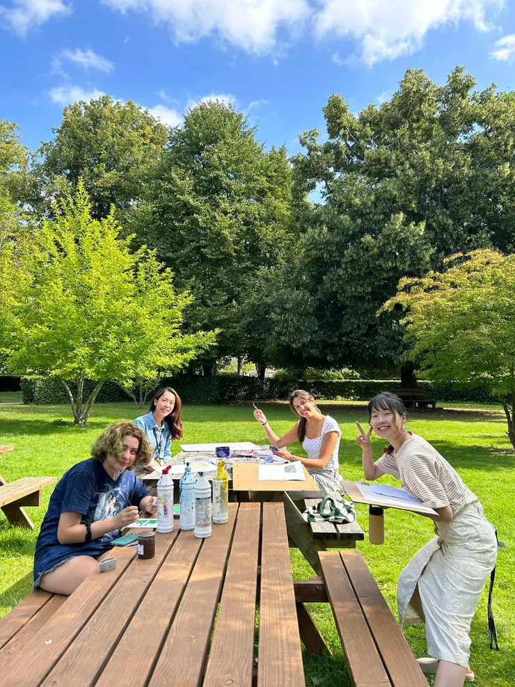 好天氣時我們喜歡帶著材料到戶外畫畫