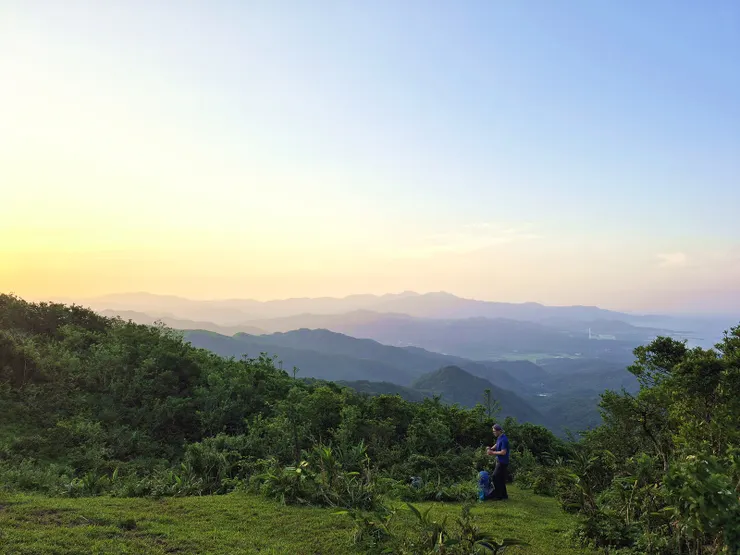 伴著夕陽餘暉準備紮營