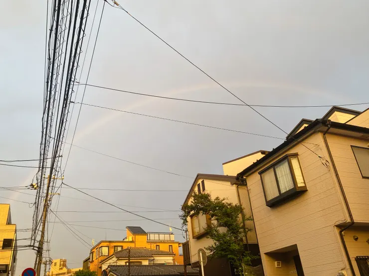 🌈4月27號的彩虹！「媽媽，你看、彩虹！」可惜我拍的不好！