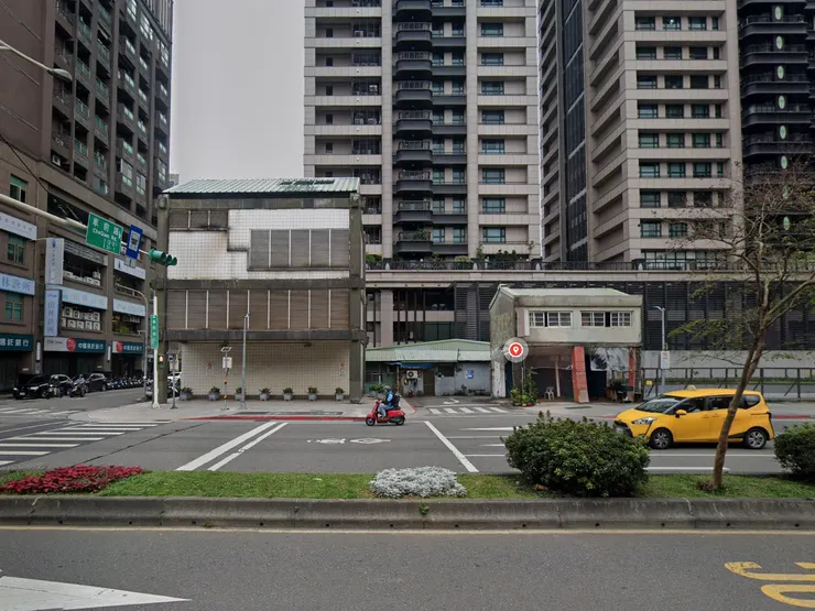 從前的景尾站對面,還有留下鐵道設施遺跡-車前路29巷口的一幢二層樓倉庫