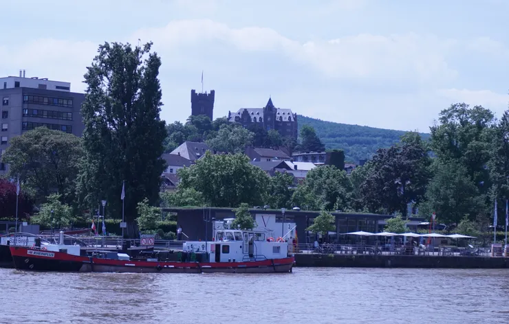 從萊茵河看賓根，克洛普堡很明顯可看到