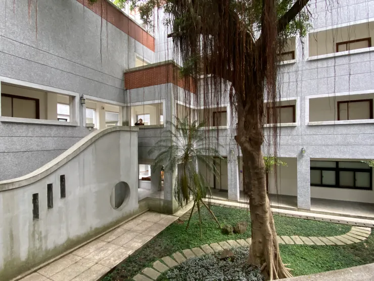 往後棟移動，中庭區域可見傳統符號，如月洞門