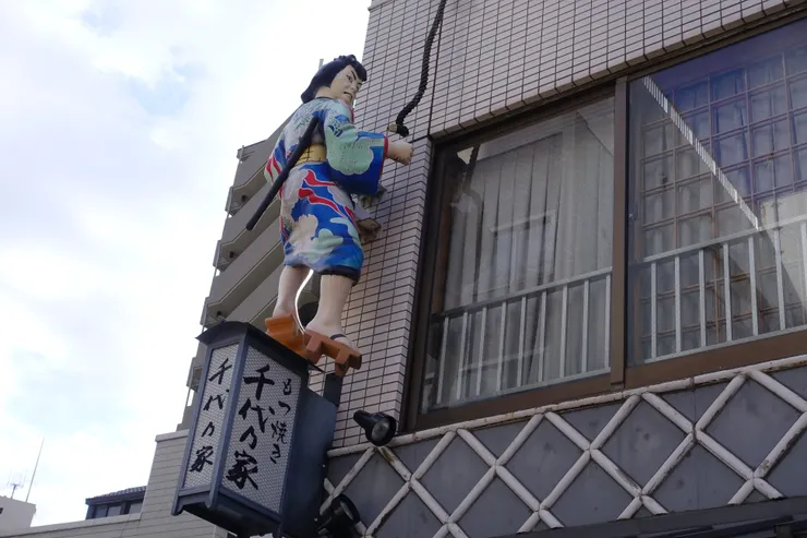 雕像做在這裡好像小偷一樣。