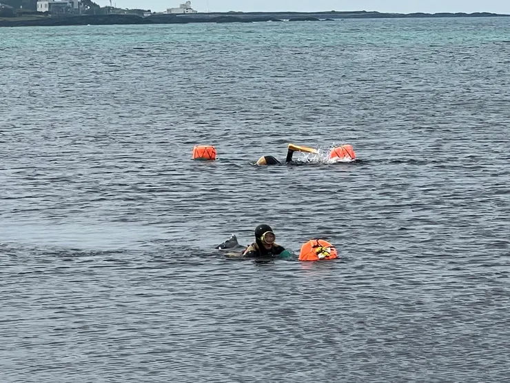 海中休息依靠浮球