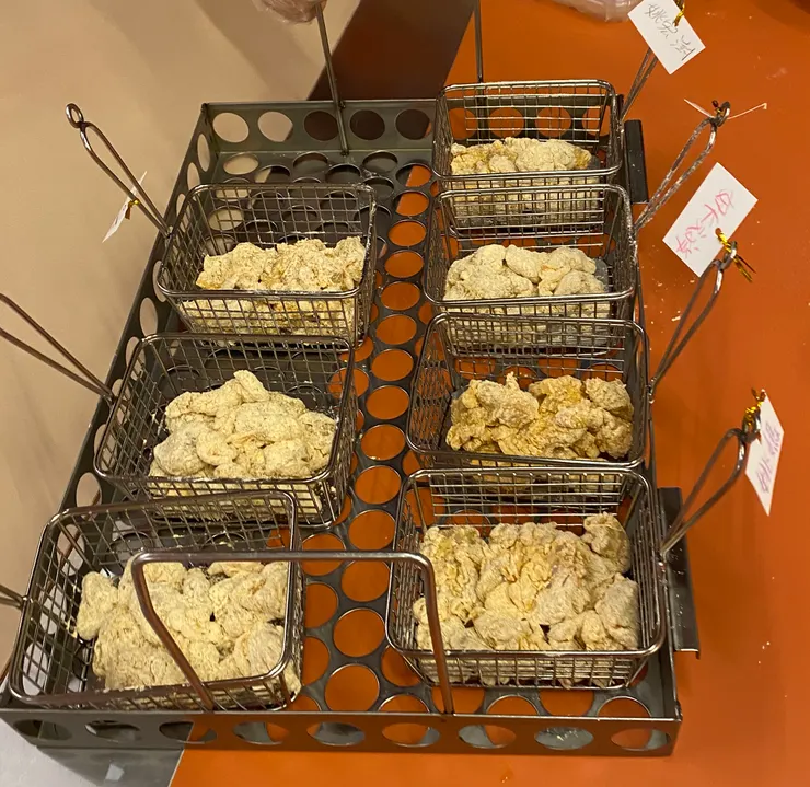 按照指示裹上炸粉