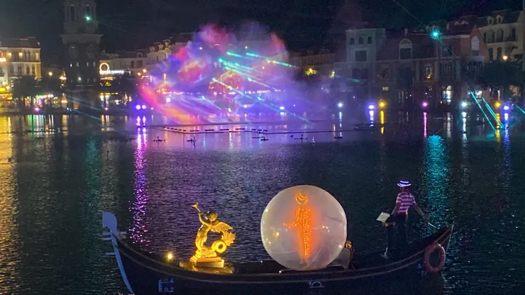 水舞秀與遊船上的舞者