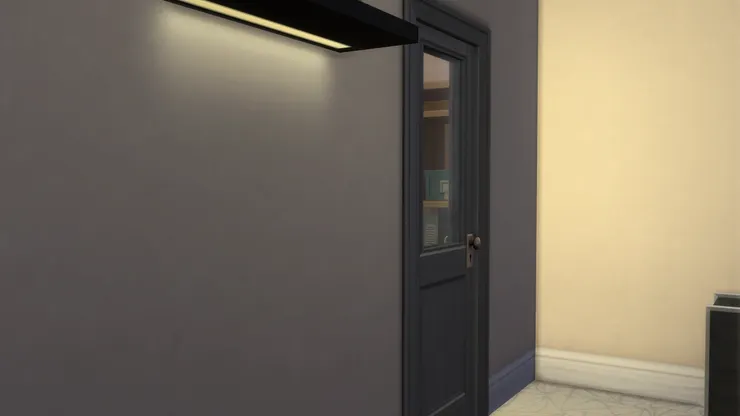 這裏是門口，附近有置物架。