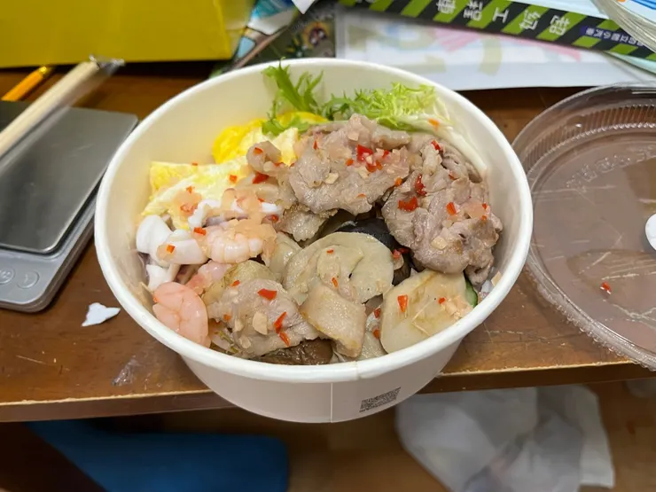 海鮮豬肉綜合拌拌麵，把上面的料撥開才發現其實是米線。