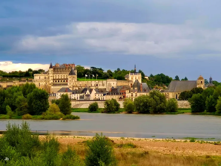 【昂布瓦斯城堡來時望見不覺惦記，返程小候拍到黃金大景真好運氣！上午大約就在附近望見城堡，這裡路邊有停車場，並有小徑通到河邊，和女兒走下去等候，此時夕陽尚被雲層遮住。】