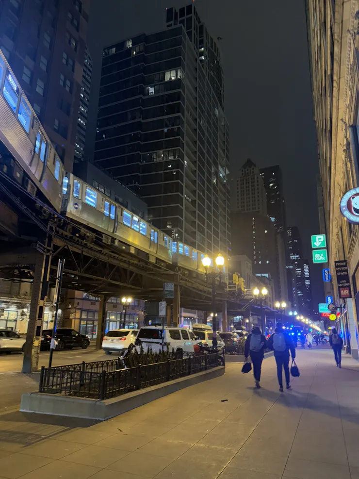 夜幕低垂，芝加哥市區換上另一種面貌