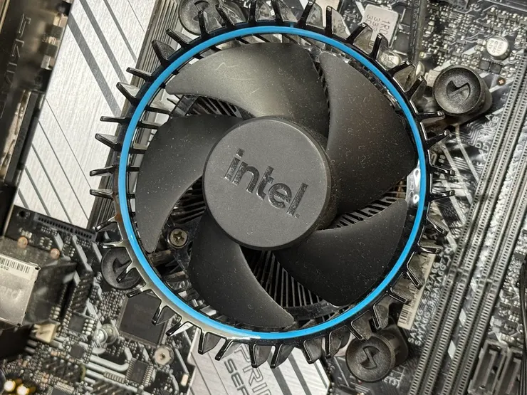 Intel 12 代 i3 CPU 的原廠風扇