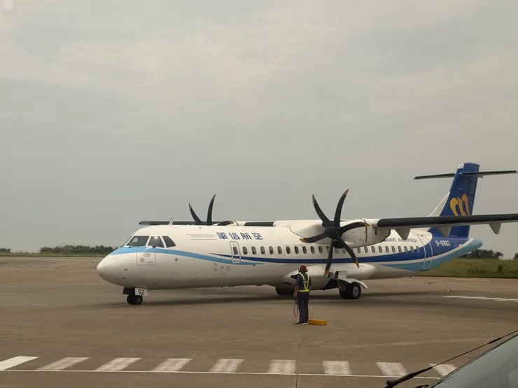 接我們回去的班機