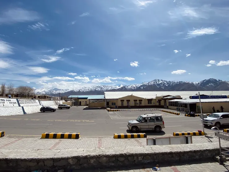 列城機場的停車場匆匆一拍