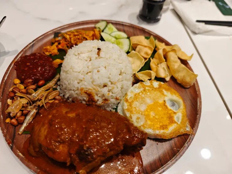 馬來西亞在地料理融合多國文化，這道Ayam Penyet源自印尼，料理方式是將炸好的雞肉用石頭或木槌壓扁，使其更加鬆軟入味，並搭配參巴辣醬，香氣迷人。