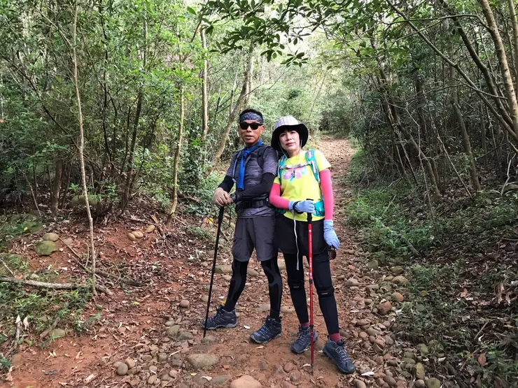 接下來是一段上坡礫石路徑