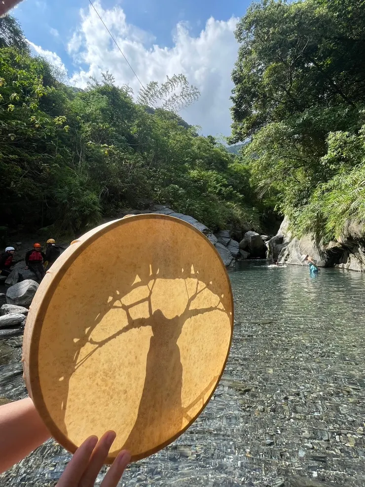 台東 水晶任務 夥伴們帶著自己製作的薩滿鼓 敲打著穩定的心跳 守護。支持。勇氣的鼓聲震動著