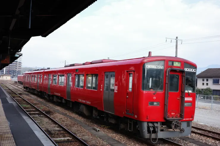 旁邊的軌道上就停著很有特色的列車