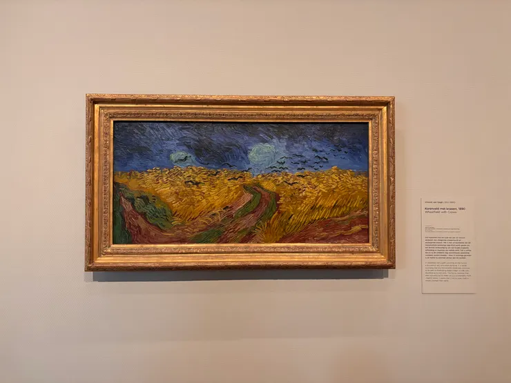 引自Wikipedia：「混亂天空下的麥田」代表著「悲哀與極度的孤獨」。名作《麥田群鴉》完成於1890年7月