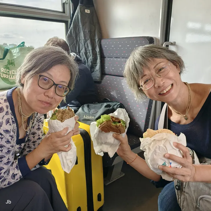 【火車上大啖美食神姊妹眉飛色舞】