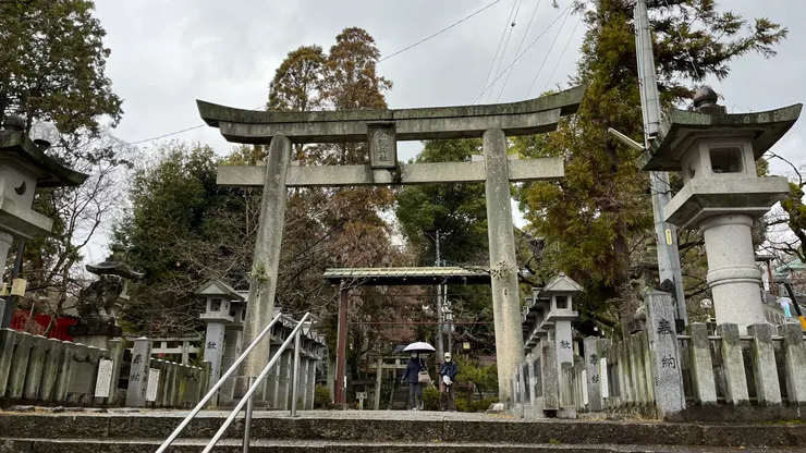 針綱神社就在犬山城下方。