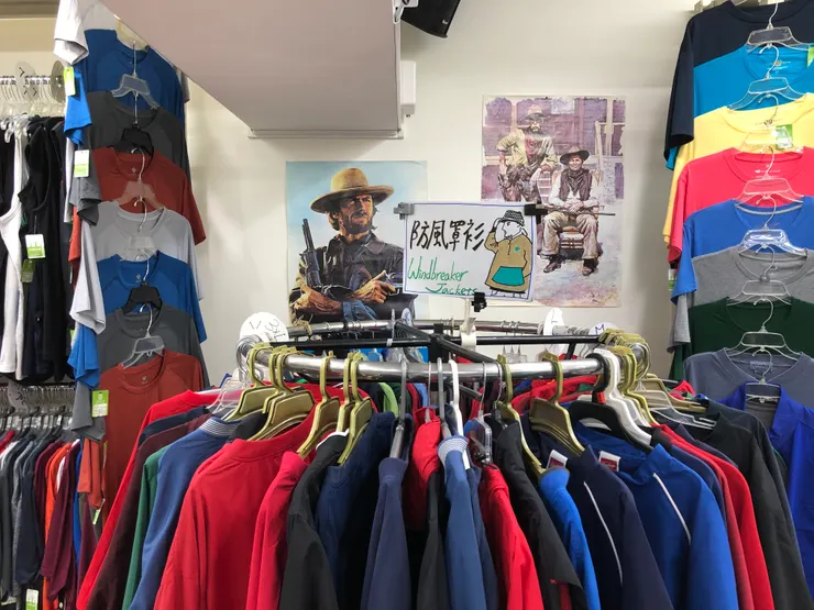 不能少了可愛的復古海報與店主人的手寫海報