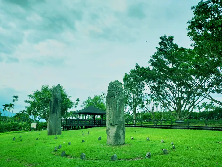 花蓮的巨石遺址讓人想起《異鄉人：古戰場傳奇》，如果能穿越到早期台灣應該很刺激吧