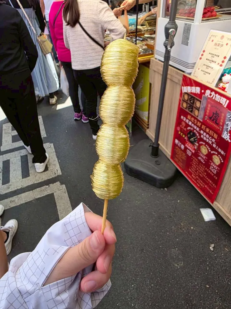 金色糖絲，視覺感滿分，不過吃起來就是有糖味的水果，適合拍照打卡