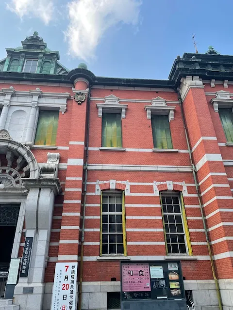 京都文化博物館外面也掛上大選日期的宣傳海報。