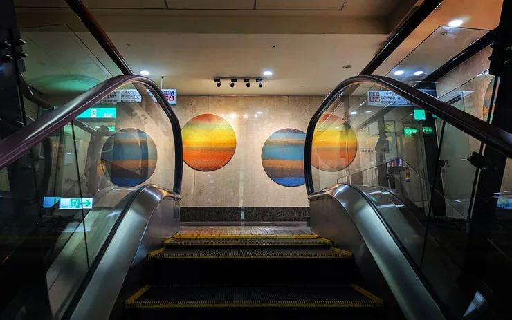 心球是希望的象徵，在無盡的宇宙中閃耀著不滅的光芒。西元2023年11月，心球、空間與時間的對話。