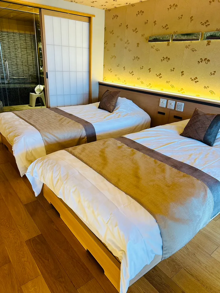 舒適的房間，溫暖的木質地板，這個房型是大理石材質的內泡湯池，(旁邊就是房間附設的泡湯池)