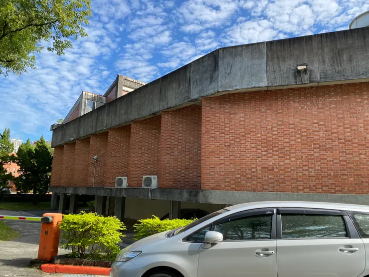 這設計有趣之處在於，從不同角度看都有不同的樣貌。從南往北看不到窗