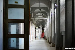 混凝土加上不是結構必須的拱型線條裝飾