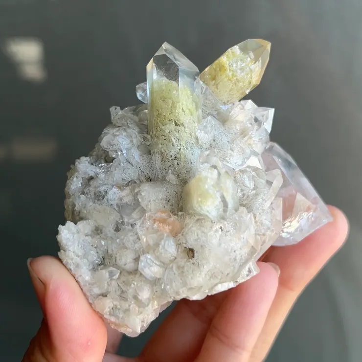 非常少見的共生組合，透亮的晶體能清晰地看到包裹於石英晶體內的自然硫與其他包裹物，形成細緻有趣的景色，是難得的礦物標本。