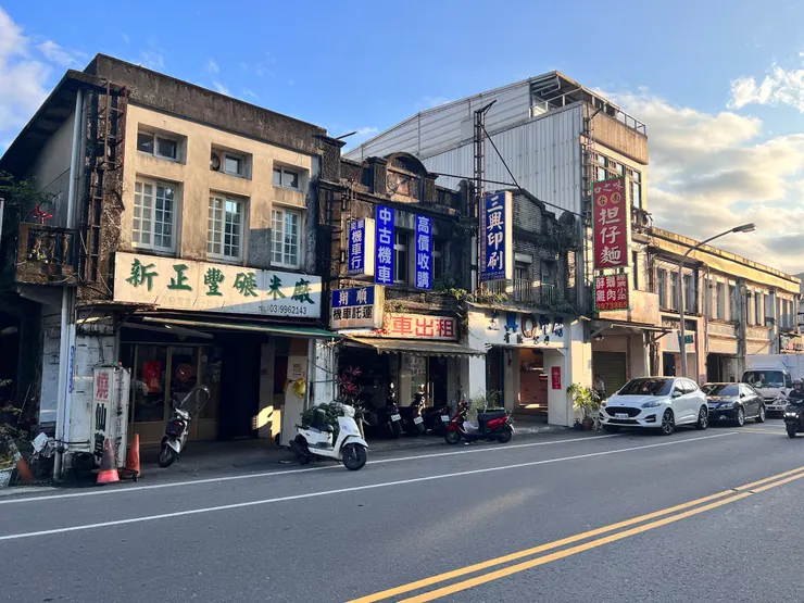 散步兼覓食去，老屋還可看見日治時期山牆。