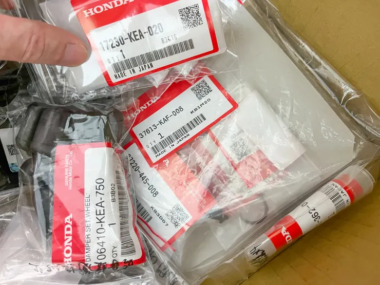 看到滿滿紅色原廠標籤會有種莫名爽感