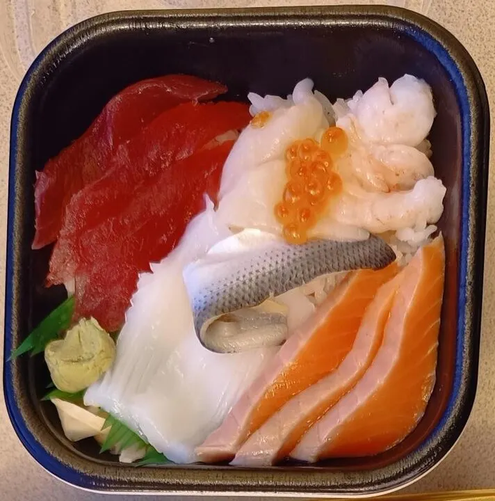 生魚丼590円：5顆星(一定要吃) /  牛丼450円：4顆星(強力推薦)