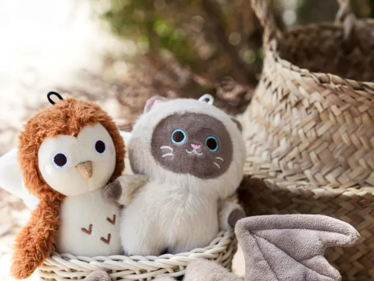 圖說：貪貪與JUMPAWS聯名第二彈貓咪解壓神器「喵頭鷹」（左），內含蟲癭果粉與貓草，不只貓主子能抱著踢，還能掛在逗貓棒上玩耍。（資料來源：貪貪Munchee）