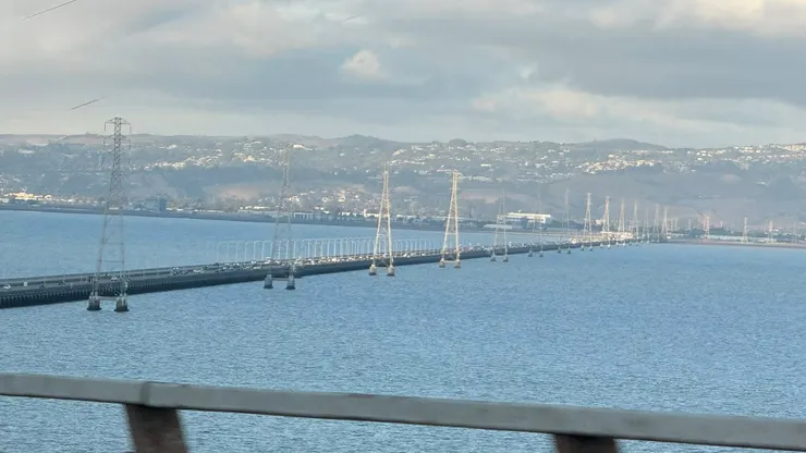 從機場到聯合市的飯店經過San Mateo-Hayward Bridge