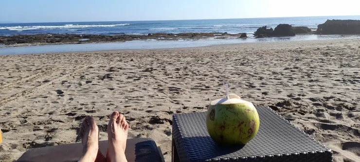 聽海浪聲 躺長椅 喝椰子汁 so chill