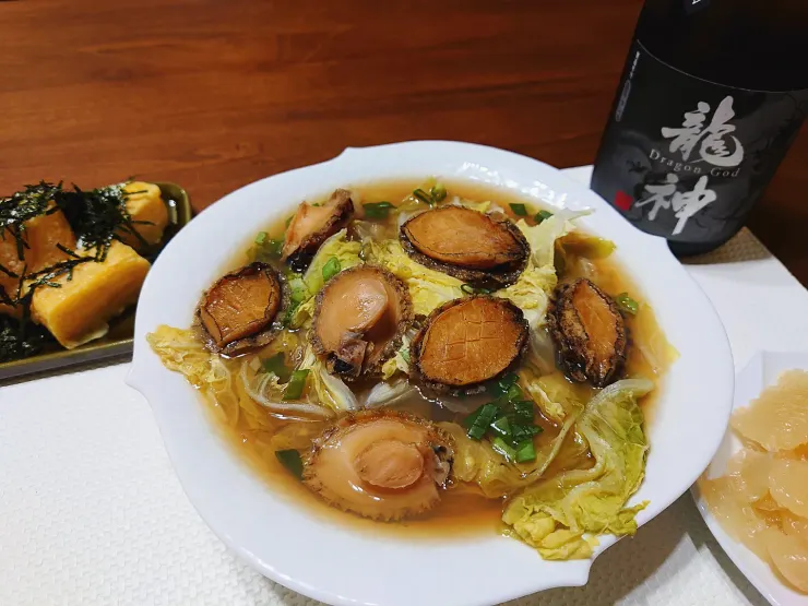 可以冷凍起來。吃時先解凍，湯汁跟蔬菜一起炊煮，最後再加進鮑魚肉。