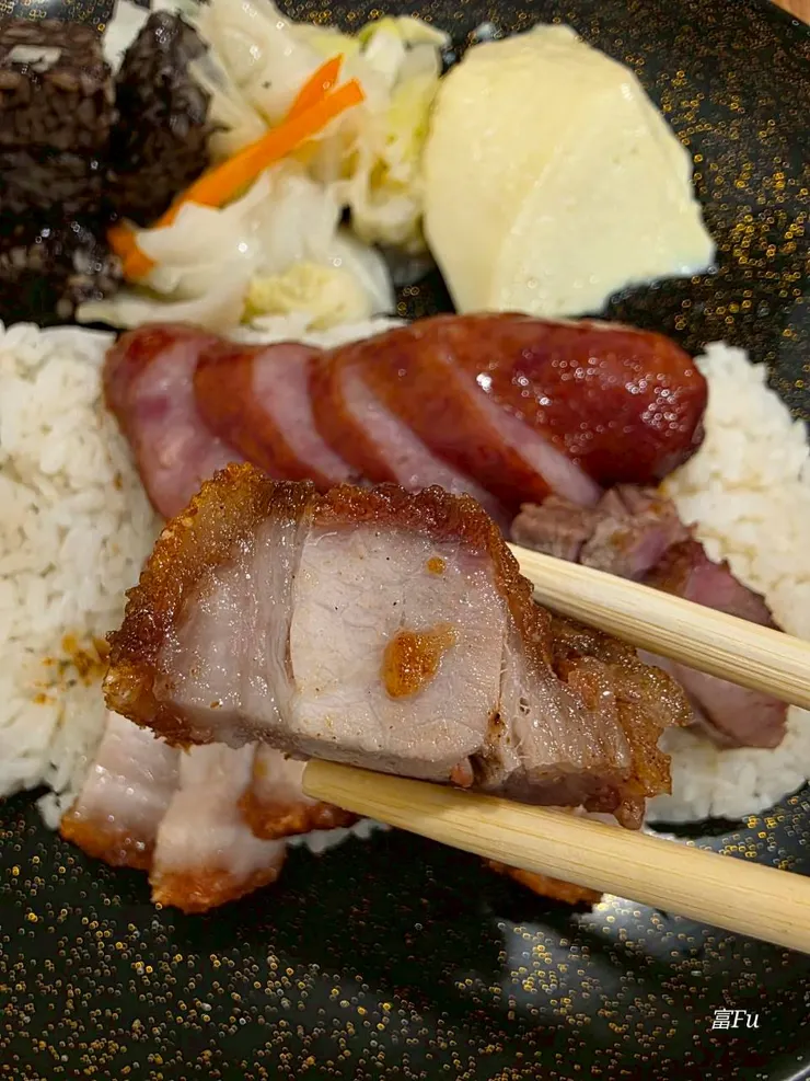 化皮烤豬。外皮酥脆鹹香,肥瘦比例適中,咬下去帶有油脂香氣。