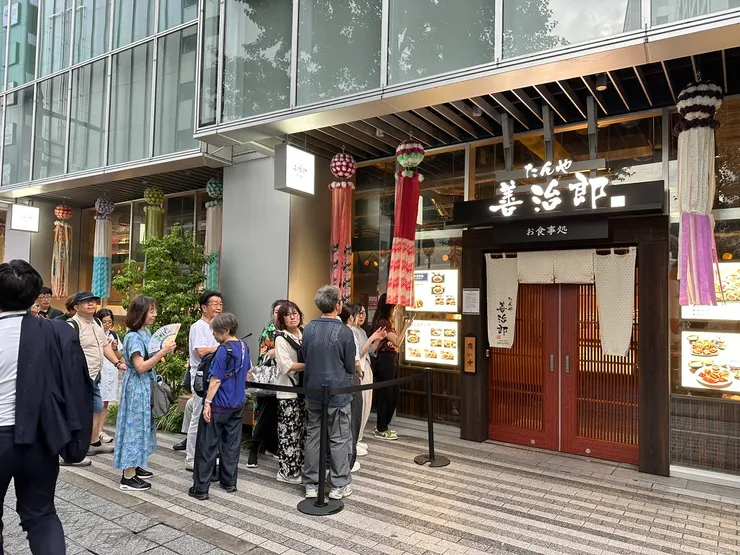 每到用餐時間總是大排長龍的善治郎