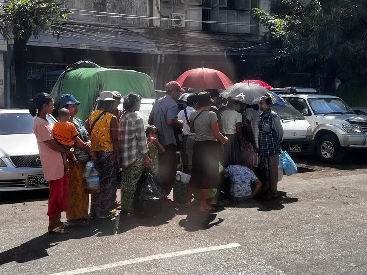 仰光街頭人民排隊領救濟品