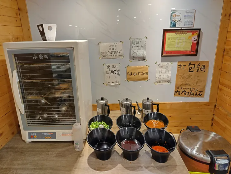 餐具自取 & 醬料區 & 白飯吃到飽