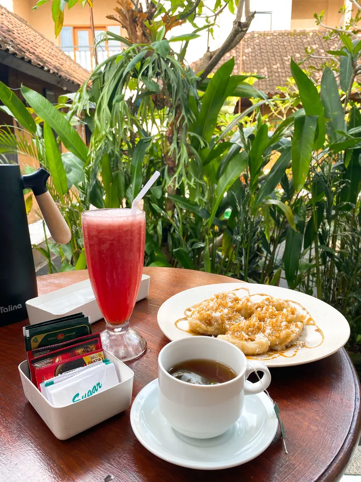 在花園吃手做早餐 banana dumplings，有夠幸福