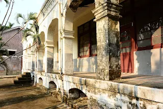 迴廊在光影照射下格外美麗