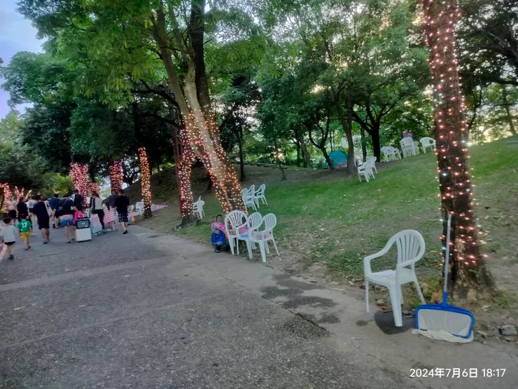 晚上6點多，人潮幾乎轍了8成。這裡走道兩旁、白色椅子處是曬不到太陽的好位置。但中間綠色草地下午會被微曬到喔～