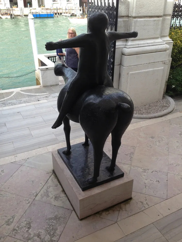 《城市天使》雕塑面向運河而立